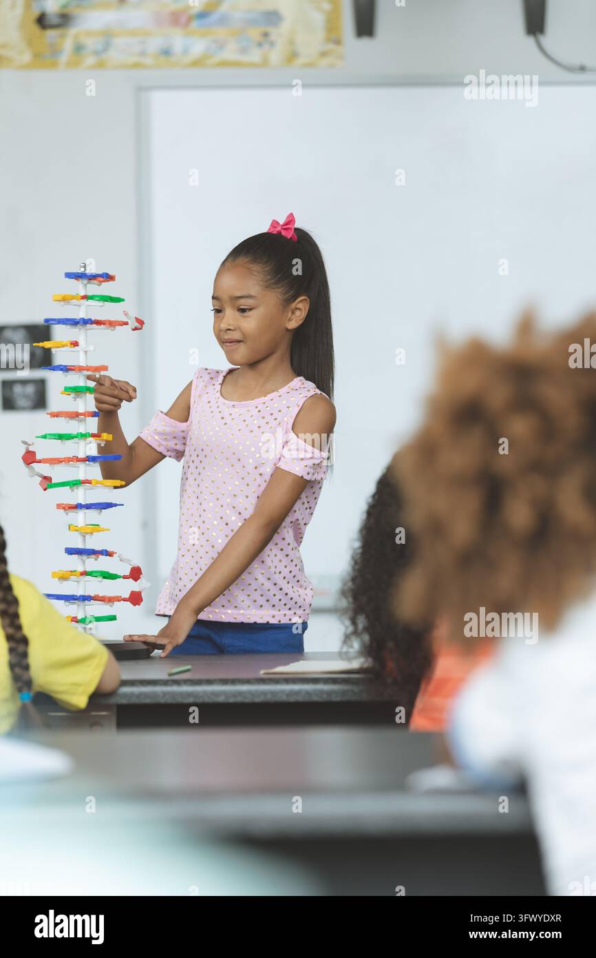 In der Schule baut die junge Tochter mit bunten Bausteinen Stockfoto