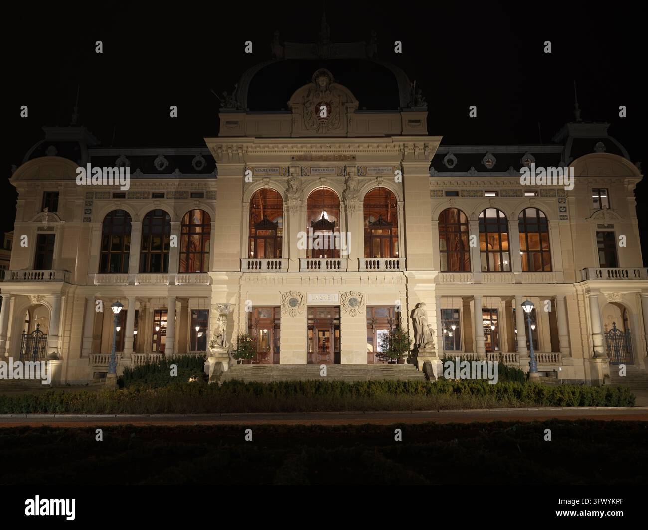 Ein kunstvolles historisches Kurhausbad bei Nacht in Karlsbad, Tschechische Republik. Stockfoto