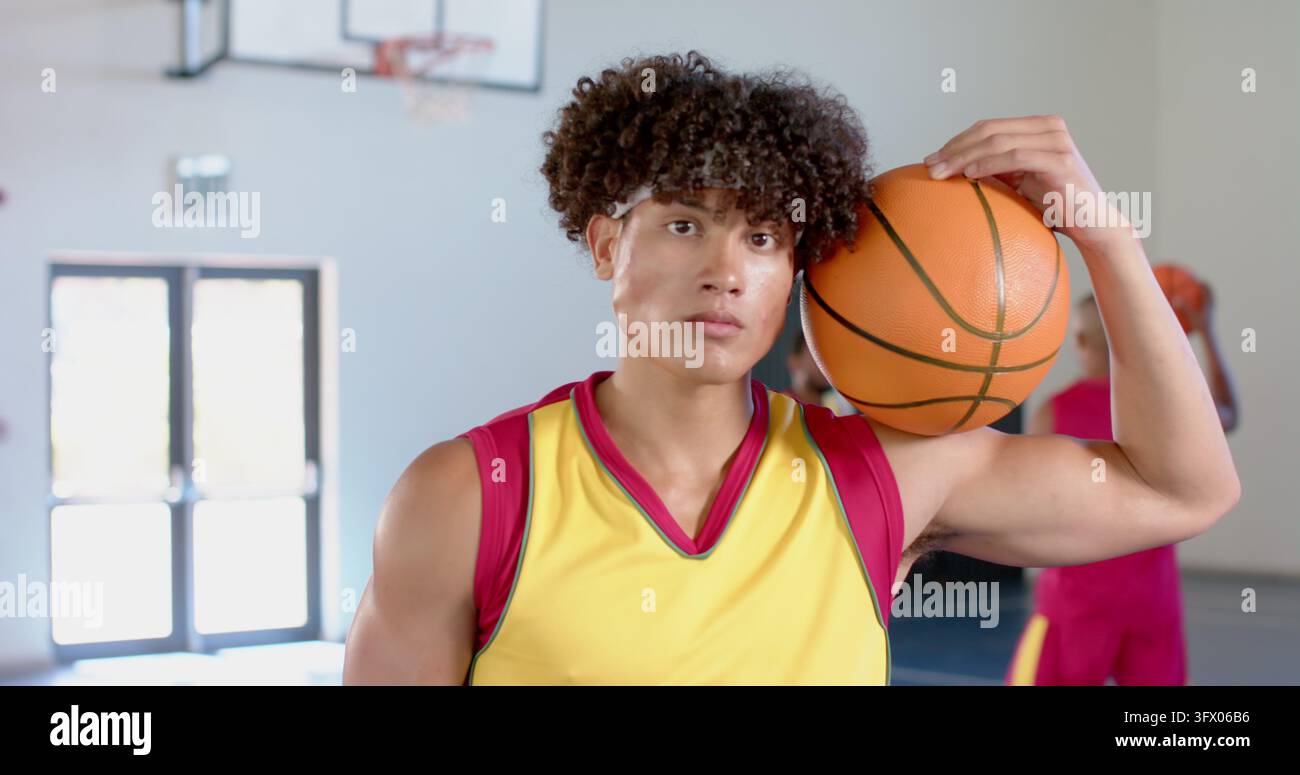 Junger Mann posiert auf einem Basketballplatz Stockfoto