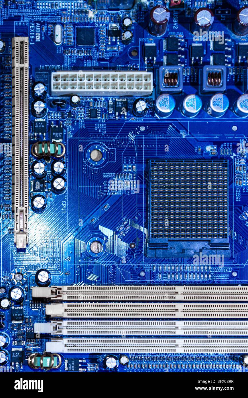 Blaues Motherboard-Leiterplattenlayout mit Erweiterungssteckplätzen, Chipsatz und Stromversorgungskondensatoren mit vertikalem Kopierraum. Stockfoto