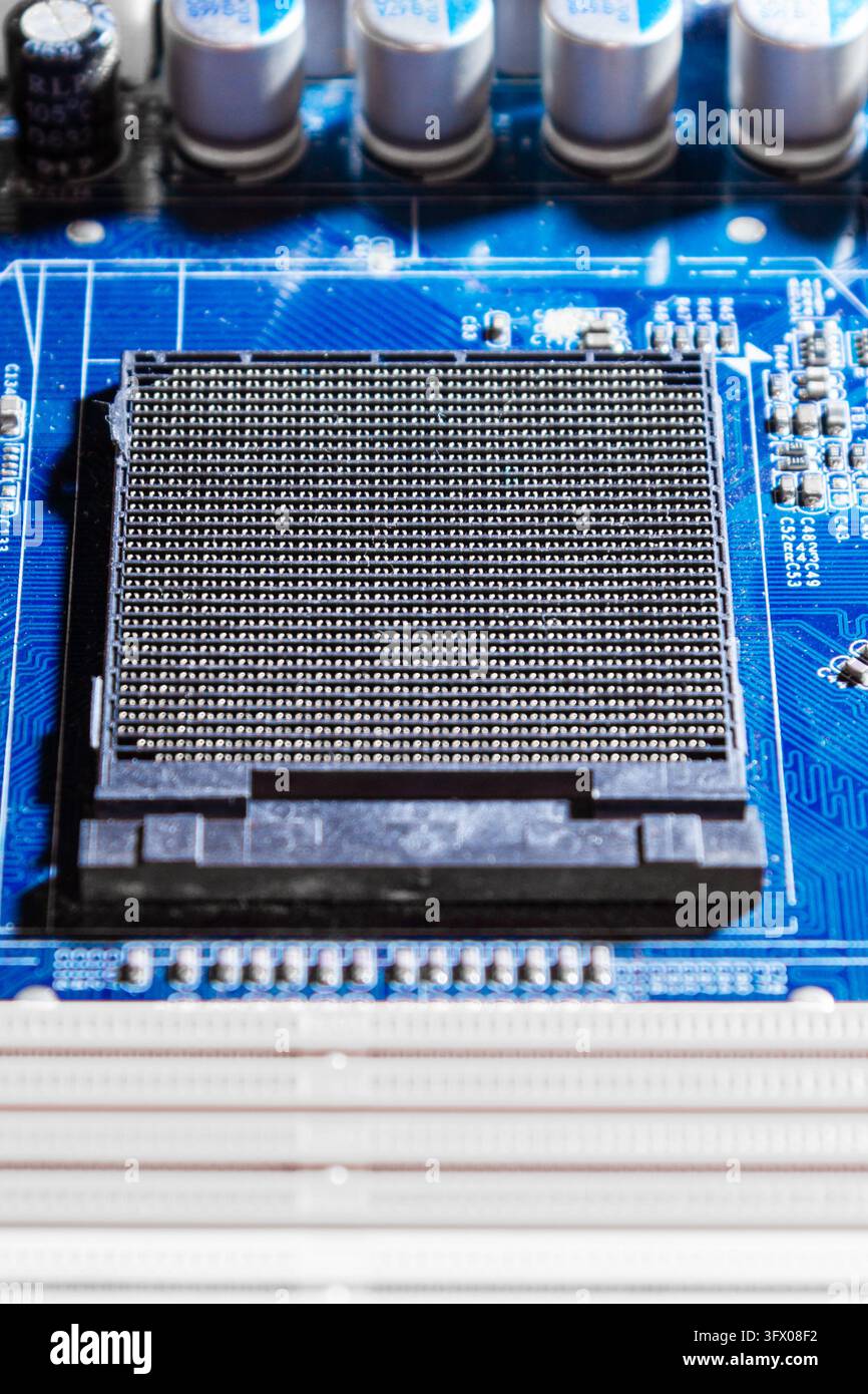 Blaues Motherboard-Leiterplattenlayout mit Erweiterungssteckplätzen, Chipsatz und Stromversorgungskondensatoren mit vertikalem Kopierraum. Stockfoto