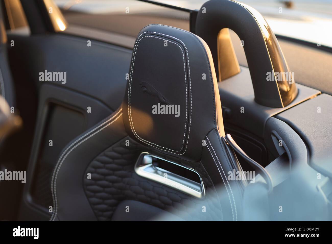 Kattowitz, Polen – 17. Juni 2022: Ledersportsitz mit geprägtem Jaguar-Logo im F-Type-Cabrio Stockfoto