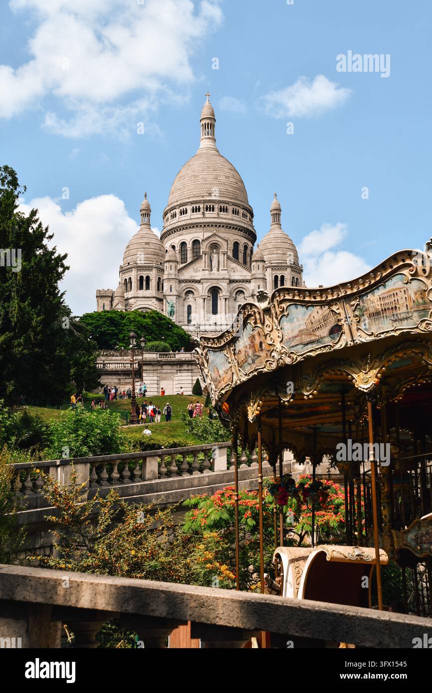 Sacré-Cœur-Basilika gesehen vom Louise-Michel-Platz mit dem Carrousel de Saint-Pierre im Vordergrund, Montmartre, Paris, Frankreich Stockfoto