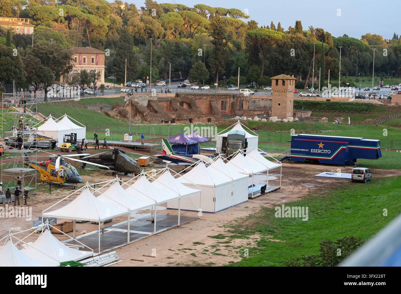 Rom, Italien. 21. Okt., 2026. Rom: Circus Maximus, Aufbau des Ausstellungsbereichs für den Tag der Nationalen Einheit und der Streitkräfte im Foto: Circus Maximus und die Vorbereitungen Rom: 21. Okt 2026 (Benvenuti/Lapresse) Rom: Circus Maximus, Aufbau des Ausstellungsbereichs für den Tag der Nationalen Einheit und der Streitkräfte im Foto: Circus Maximus und die Vorbereitungen Rom: 21. Okt 2026 (Benvenuti/Lapresse) Credit: LaPresse/Alamy Live News Stockfoto