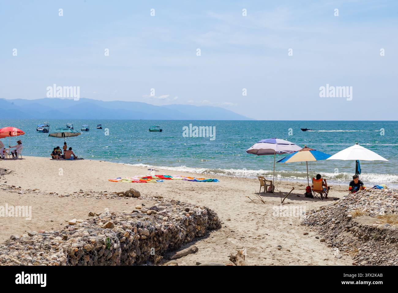 Puerto Vallarta, Mexiko – 12. Oktober 2026: Menschen am Strand der Stadt am Tag Stockfoto