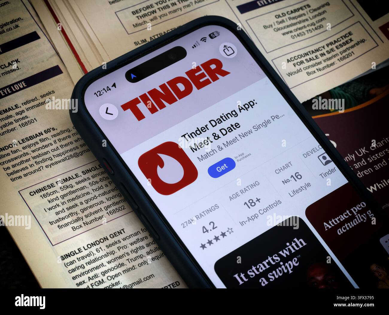 Tinder Mobile-Dating-App im iPhone App Store, Vereinigtes Königreich. Stockfoto