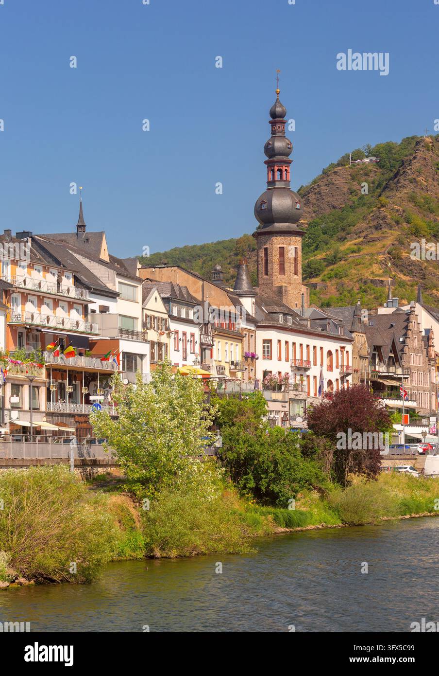 Sehenswerter Blick auf Cochem mit historischen Gebäuden, der St.-Martin-Kirche an der Mosel, Deutschland. Stockfoto
