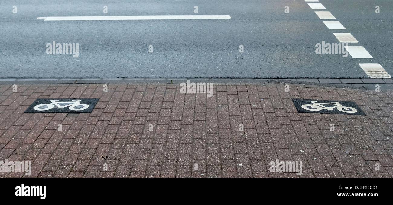 Gemalte Fahrradschilder auf Asphalt in den Straßen der Stadt Deutschland Stockfoto