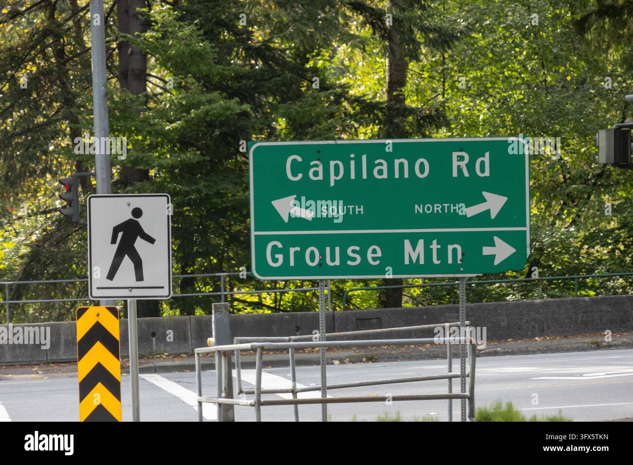 Vancouver, Kanada – 9. September 2026: Horizontale Ansicht eines grünen Straßenschilds, das Kraftfahrer zur Grouse Mountain und zur Capilano Road leitet. Stockfoto