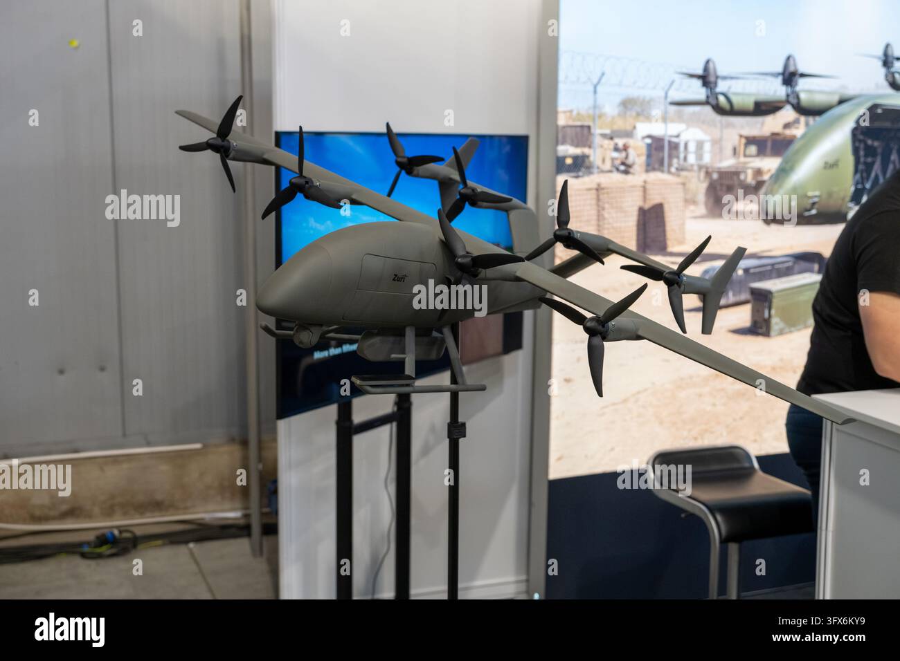 PRAG, TSECHISCHE REPUBLIK - Nahaufnahme eines Zuri-Flugzeugmodells mit mehreren Propellern und einem stromlinienförmigen Rumpf auf dem Future Forces Forum 2026 am Okt Stockfoto