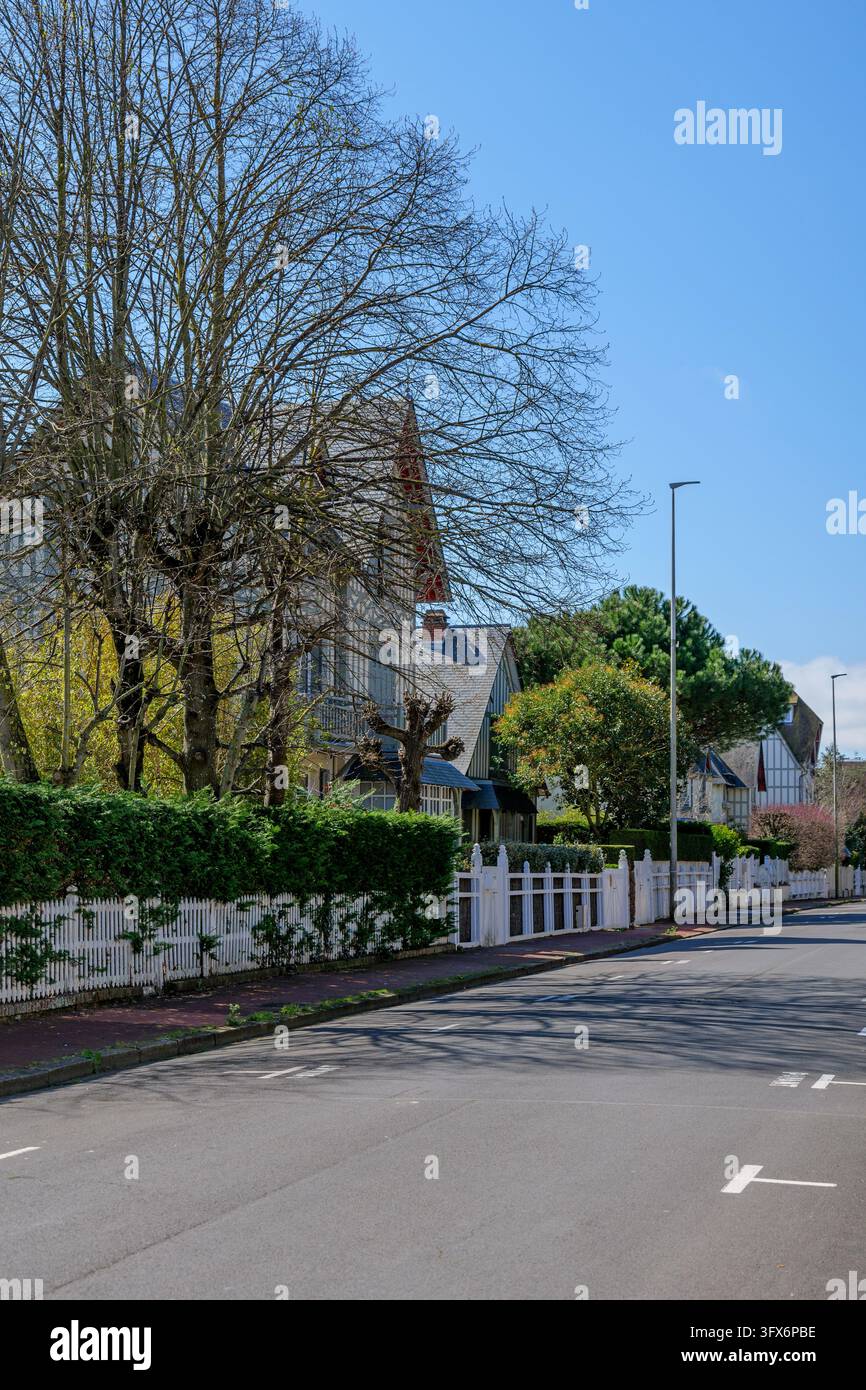 Friedliche Wohngegend in Deauville, Frankreich, mit charmanten Küstenhäusern, ruhigen Straßen und gepflegter Umgebung, die die Lebensqualität repräsentiert Stockfoto