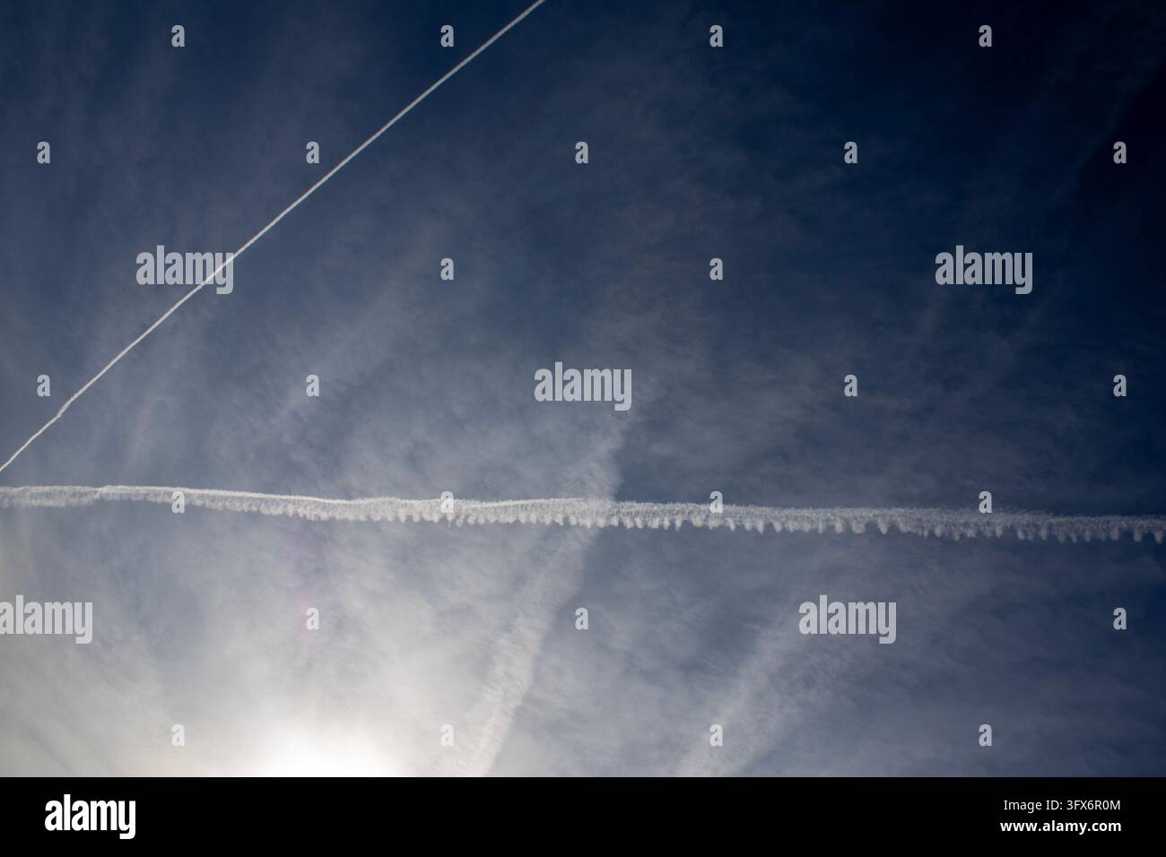 Dunkler Himmel mit V-förmiger Wolke Stockfoto
