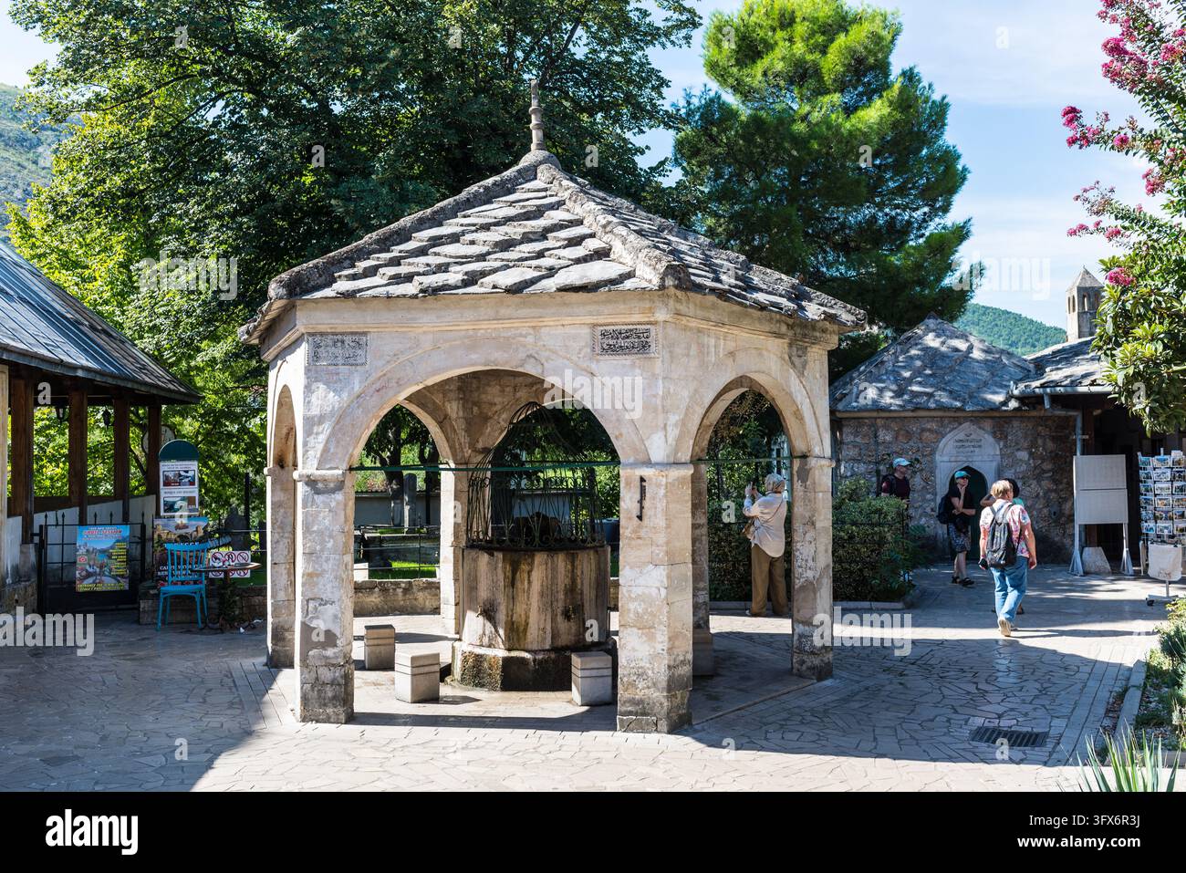 Mostar, Bosnien und Herzegowina – 23. September 2025: Traditioneller steinerner Shadrvan-Brunnen im Hof der Koski Mehmed Pasha Moschee, der Ott Stockfoto