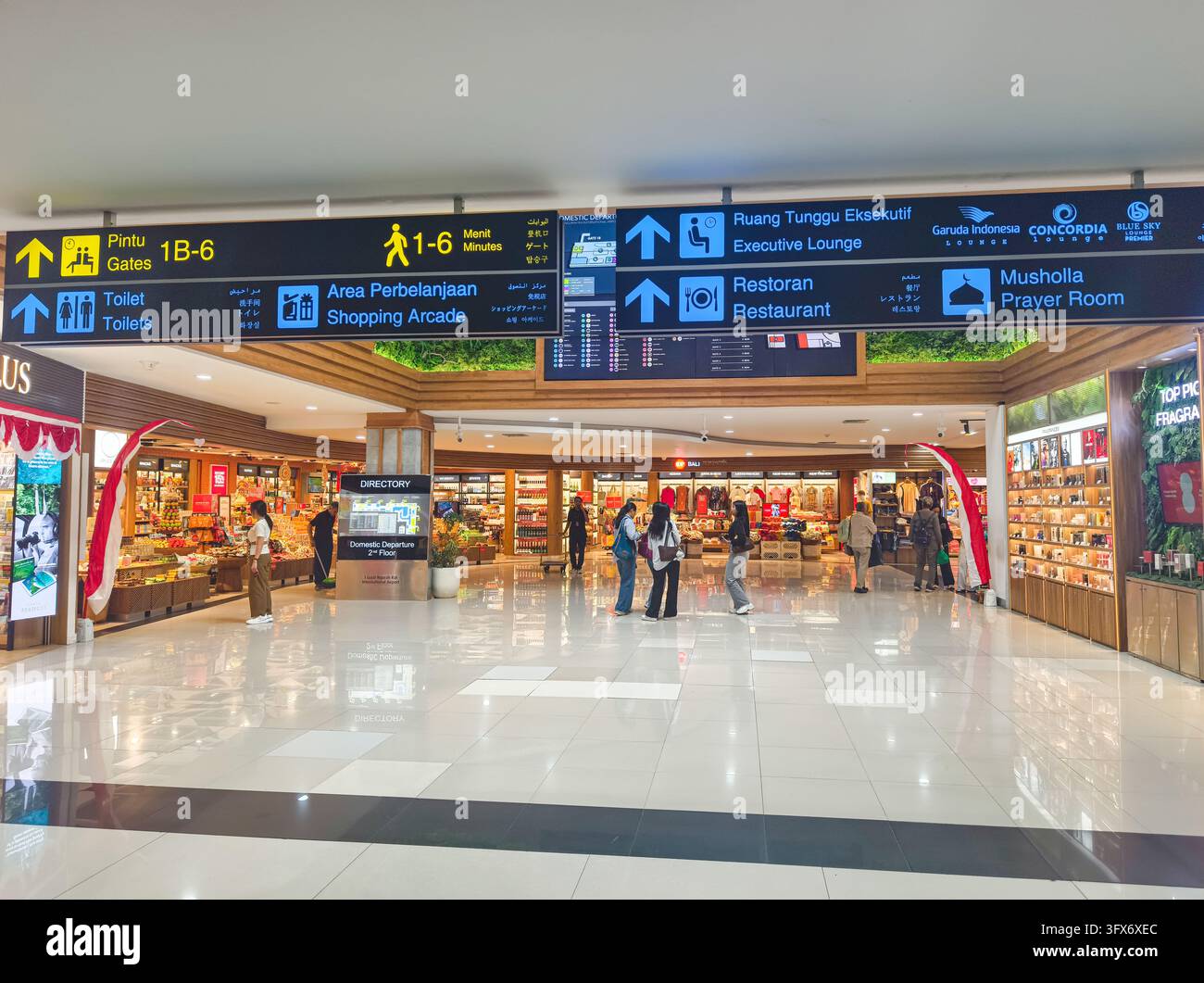 Wegweiser, Abflugterminal für Inlandsflüge am internationalen Flughafen I Gusti Ngurah Rai (Denpasar, Bali, Indonesien) Stockfoto