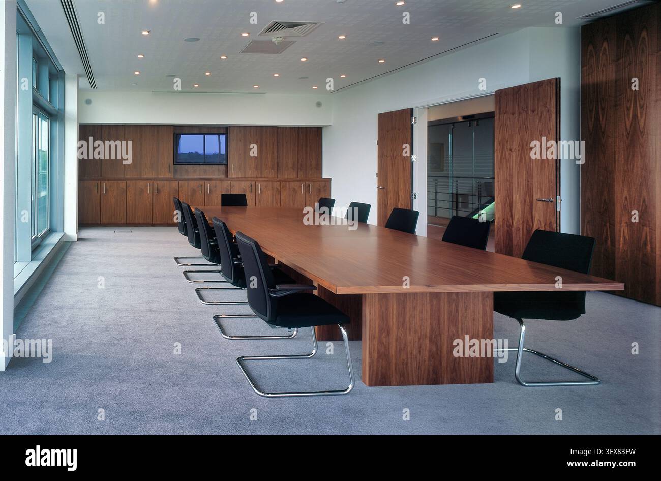 Higgins Group plc Hauptsitz in Loughton, Essex, mit einer zeitgenössischen Bürofassade aus Glas und Stahl sowie externer Metallsonnenschutzanlage. Stockfoto