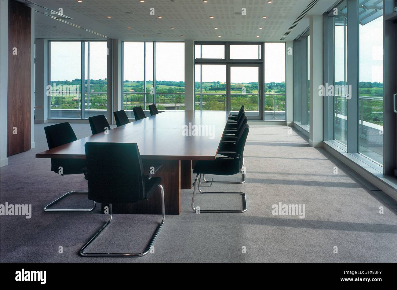 Higgins Group plc Hauptsitz in Loughton, Essex, mit einer zeitgenössischen Bürofassade aus Glas und Stahl sowie externer Metallsonnenschutzanlage. Stockfoto