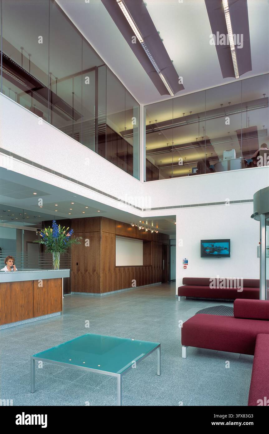 Higgins Group plc Hauptsitz in Loughton, Essex, mit einer zeitgenössischen Bürofassade aus Glas und Stahl sowie externer Metallsonnenschutzanlage. Stockfoto
