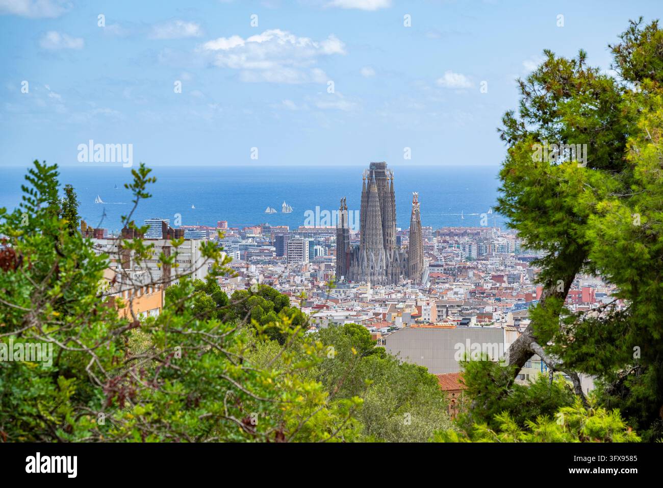 Blick vom Parc Güell auf die Stadt mit Sagrada Familia und Torre Agbar, hinter dem Mittelmeer, Barcelona, Katalonien, Spanien, Europa Stockfoto