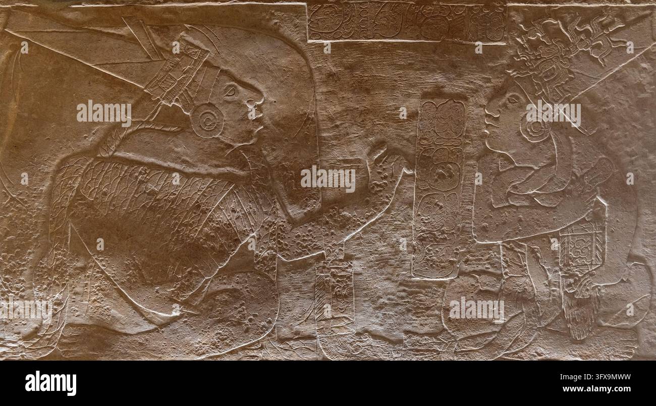 Basrelief-Panel eines Herrscherkönigs mit Maya-Hieroglyphen, Palenque, Chiapas, Mexiko. Stockfoto