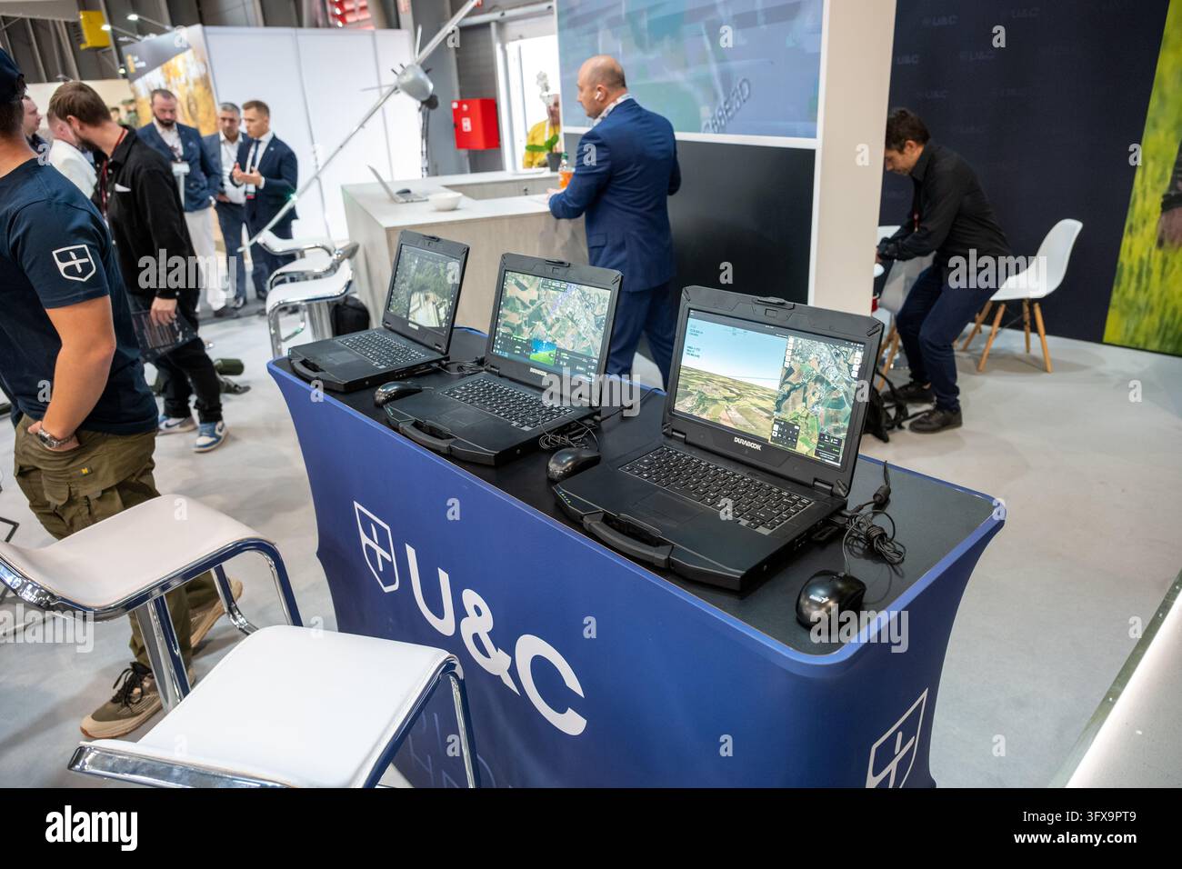 Robuste Laptops zeigen Mapping-Software am Stand von U&C auf dem Future Forces Forum 2026, Prag, Tschechische Republik, 21. Oktober 2026. Stockfoto