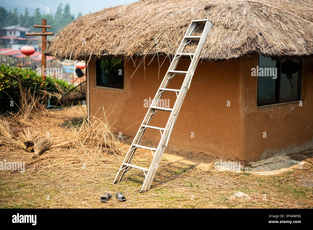 Traditionelle Strohdachkonstruktion mit trockenem Stroh und Schilf an einem Landhaus in einem thailändischen Dorf Stockfoto