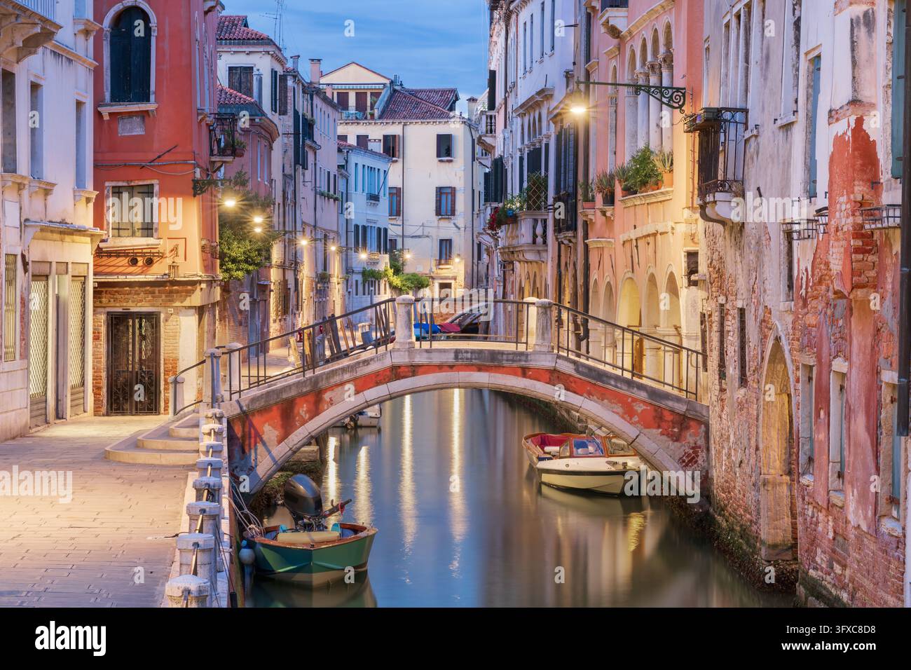 Venedig, Italien mit der Ponte Ubaldo Belli Brücke am Abend. Stockfoto