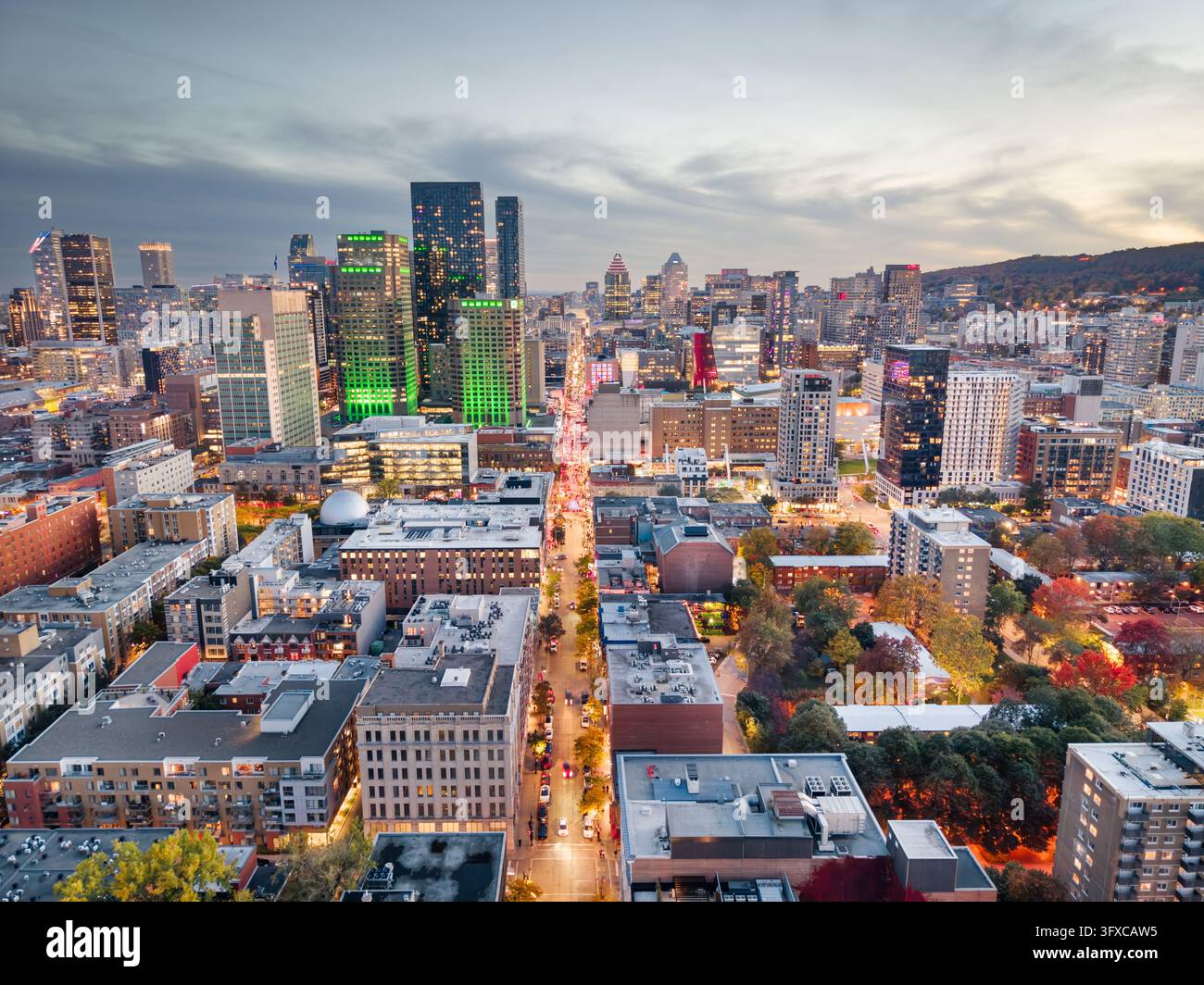 Montreal, Quebec, Kanada, Stadtbild der Innenstadt und Finanzdistrikt in der Dämmerung. Stockfoto