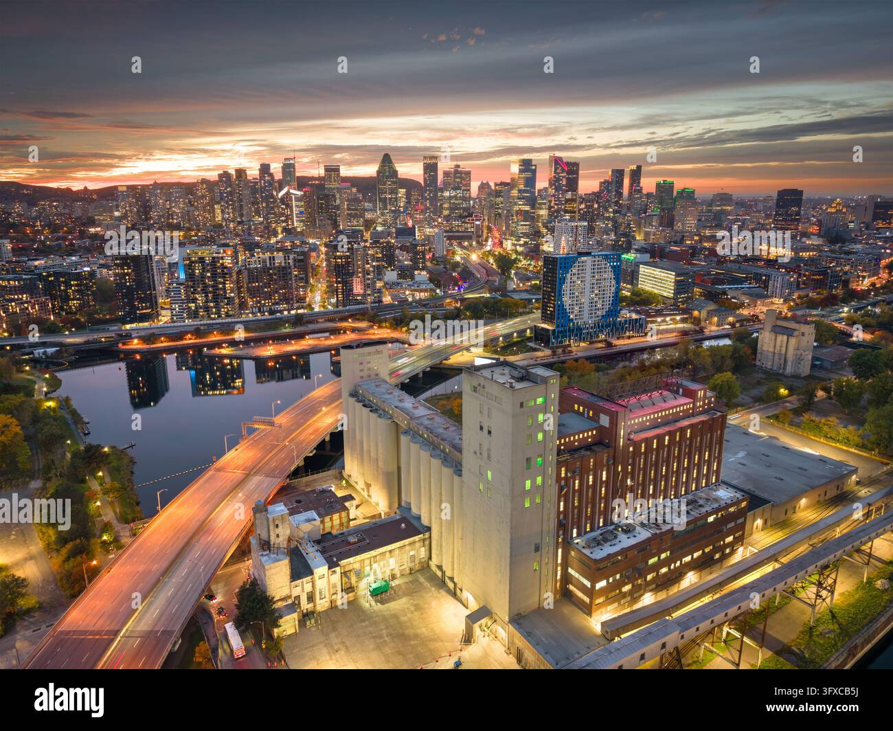 Stadtansicht von Montreal, Quebec, Kanada mit industriellen Wahrzeichen und Mühlen zur goldenen Stunde. Stockfoto