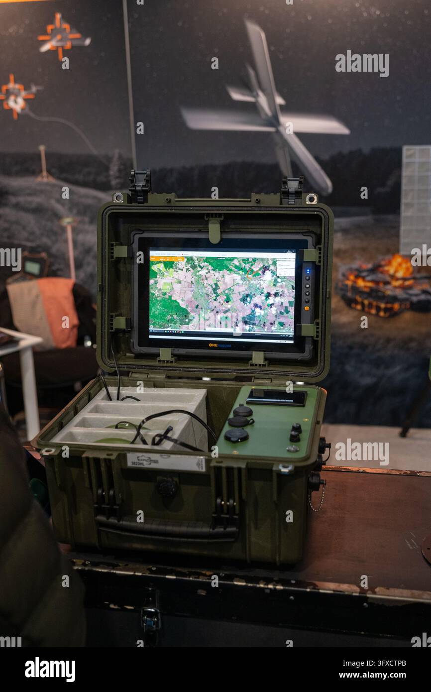 Eine tragbare Kontrollstation mit einer Kartenanzeige wird auf dem Future Forces Forum 2026 ausgestellt. Prag, Tschechische Republik, 22. Oktober 2026. Stockfoto
