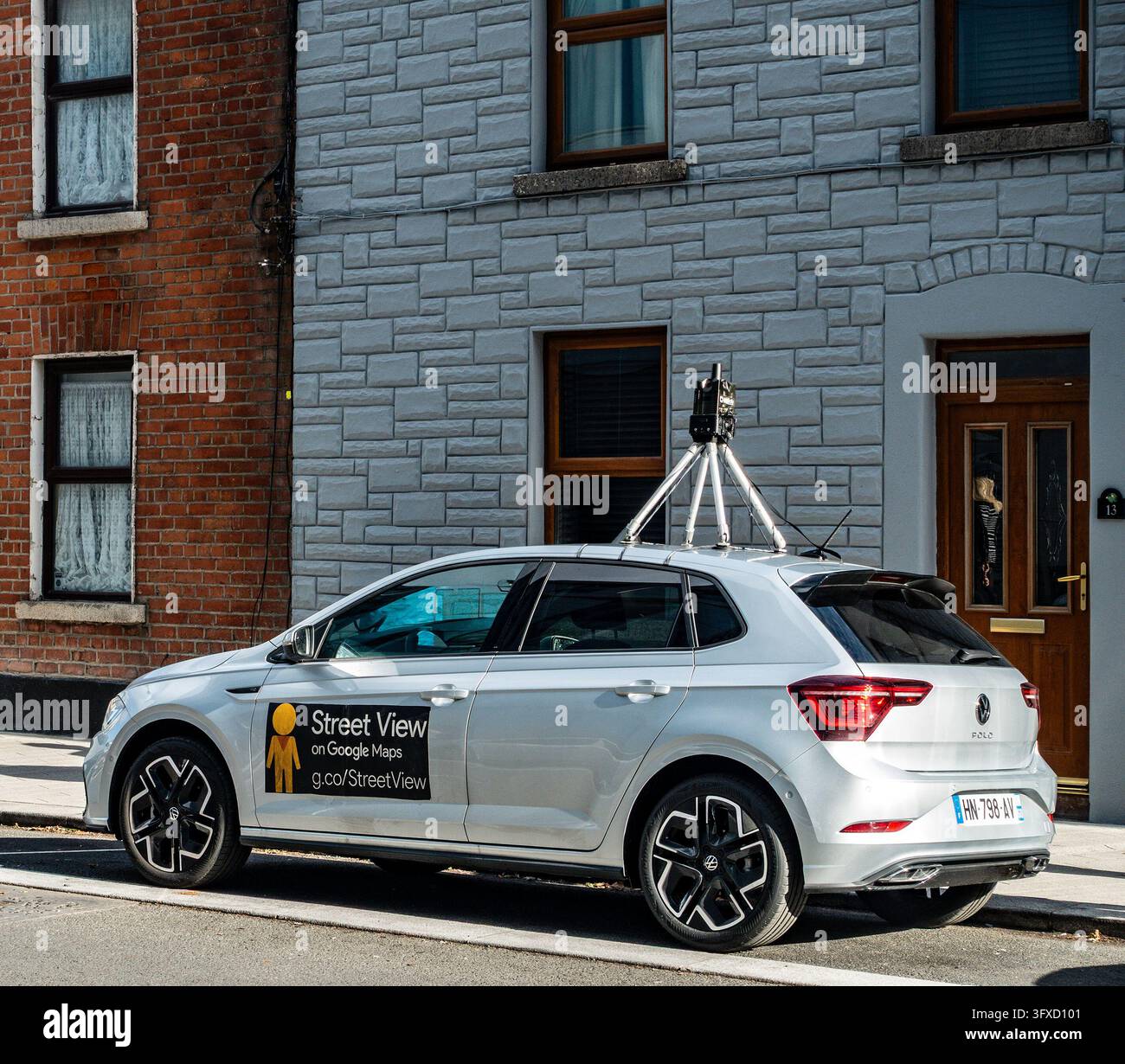 Google Maps Street View-Kamera, die an einem silbernen Volkswagen Polo montiert ist, der vor steingefassten Häusern in einer Straße in Dublin parkt Stockfoto