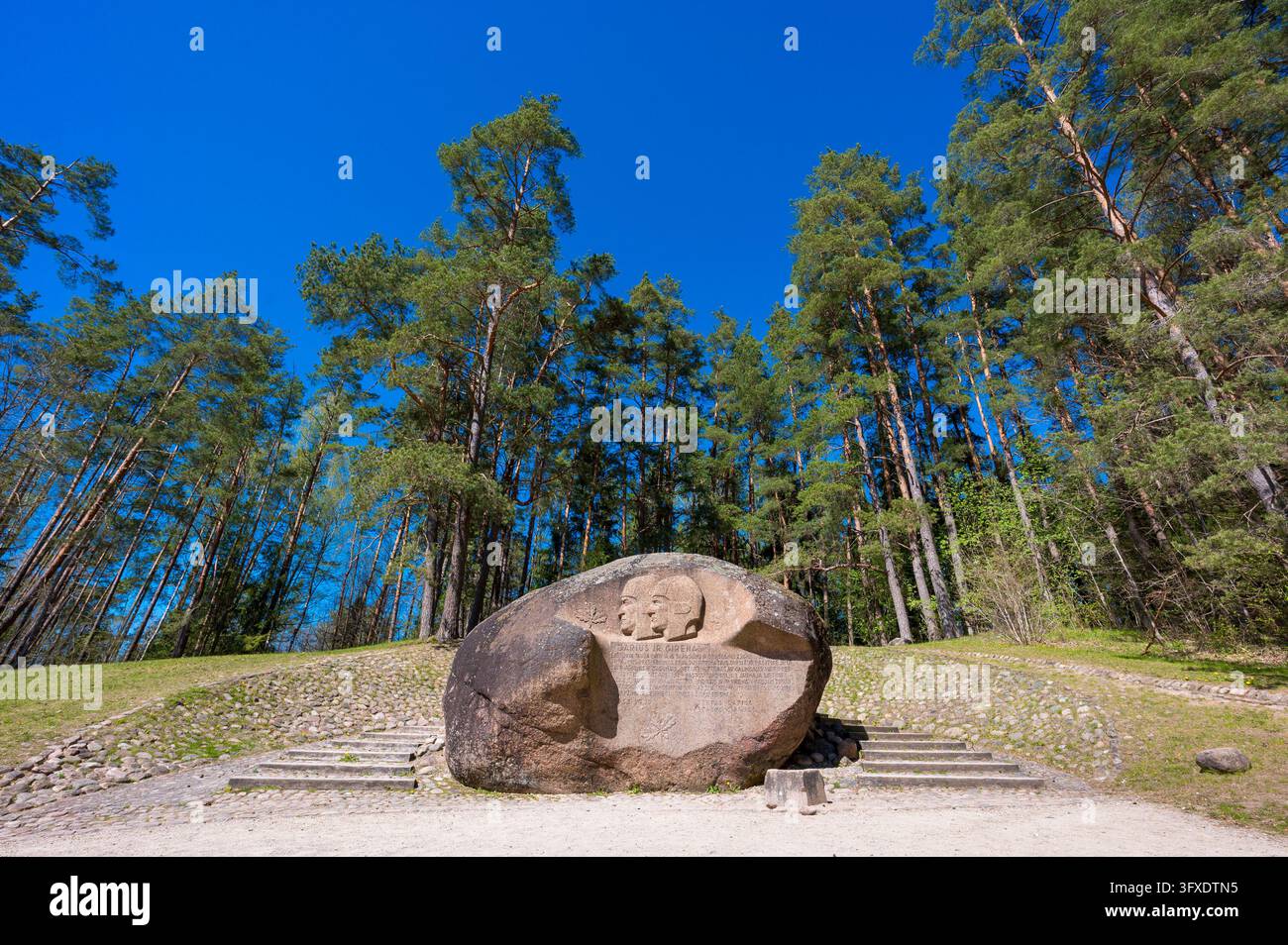 Anyksciai, Litauen - 2. Mai 2026: Puntukas, der zweitgrößte Findling in Litauen, mit eingravierten Porträts und Zitaten litauischer Piloten. Stockfoto
