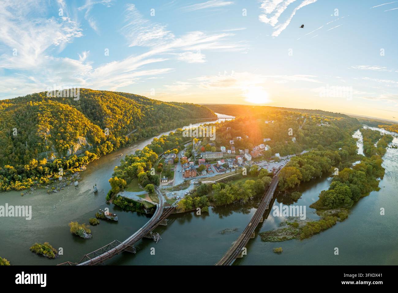 Harpers Ferry, West Virginia, weite Luftaufnahme bei Sonnenuntergang, die die Mündung der Potomac- und Shenandoah-Flüsse zeigt, die die historische Stadt umgeben. Stockfoto