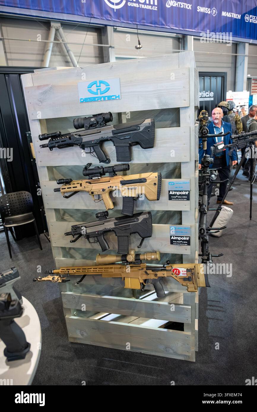 Desert Tech Bullpup-Gewehre und ein hellbraunes Präzisionsgewehr werden auf dem Future Forces Forum 2026 ausgestellt. Prag, Tschechische Republik, 22. Oktober 2026. Stockfoto