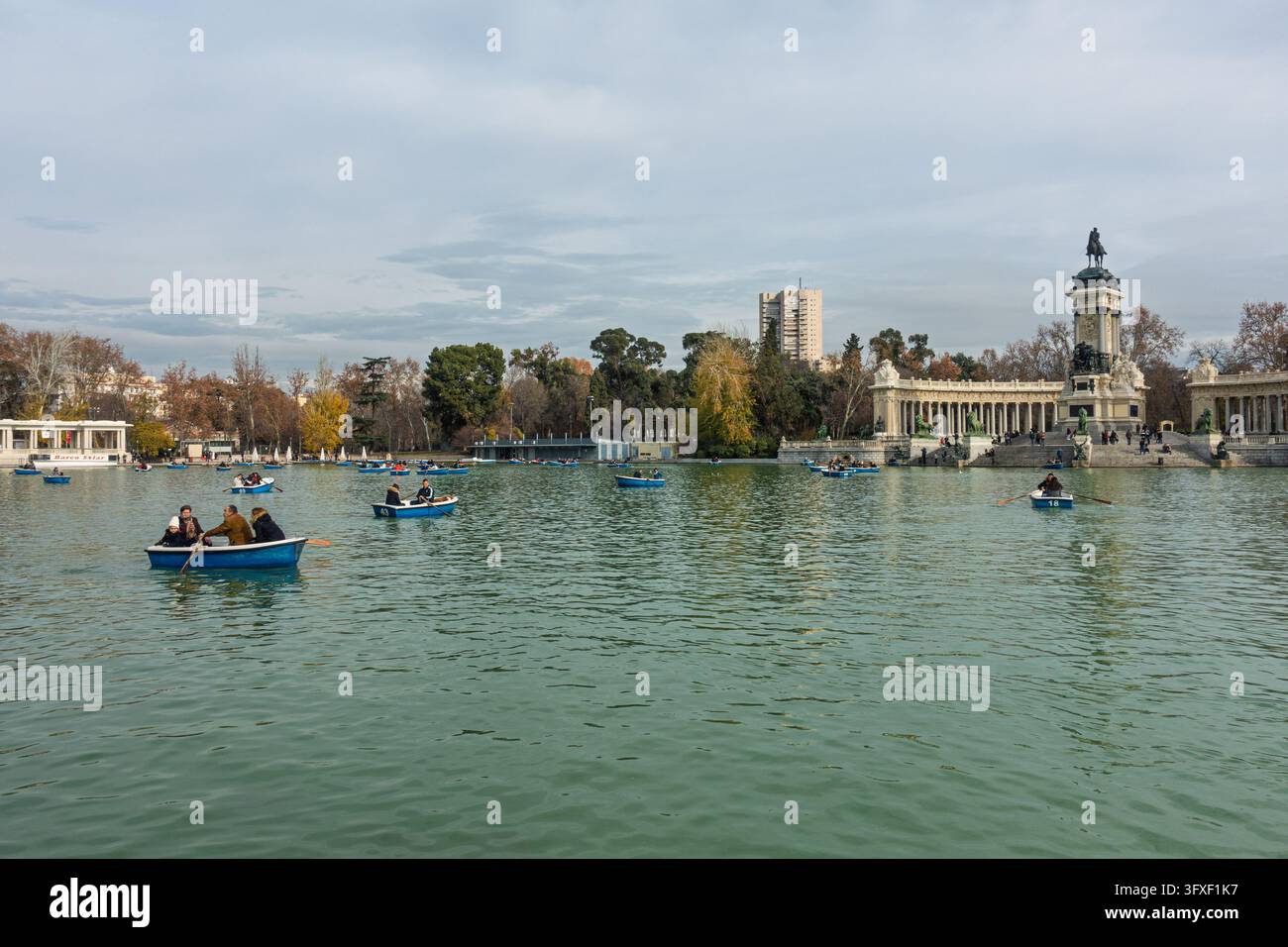 Madrid, Spanien. 15. Dezember 2018, Retiro-Parksee in Madrid mit Ruderbooten Stockfoto