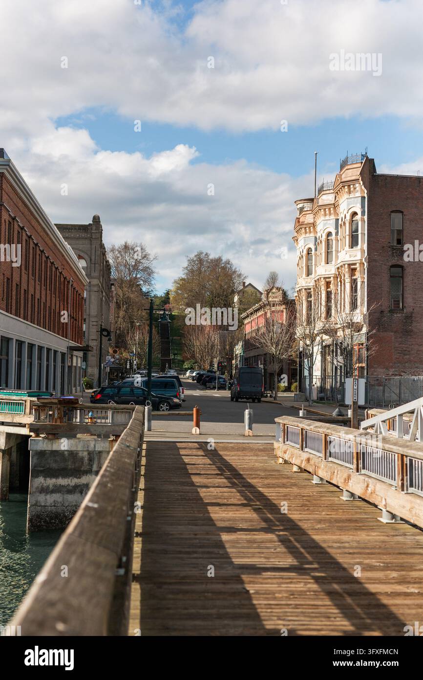Blick auf das historische Port Townsend von einem Holzsteg aus Stockfoto