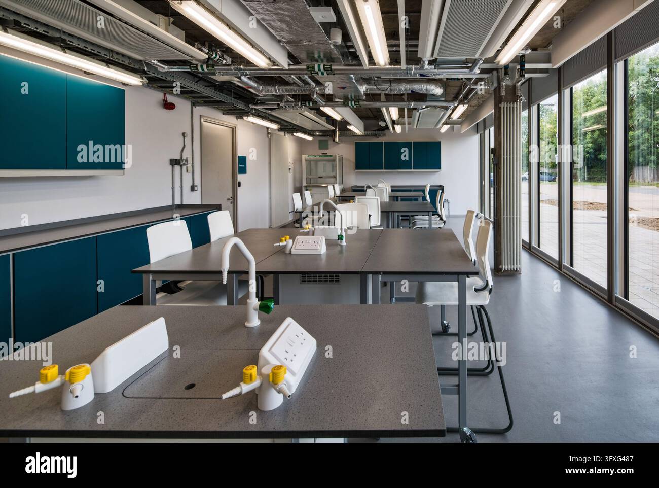 Wilfred-Brown-Gebäude an der Brunel University London, renoviert von Sheppard Robson, mit einer zeitgenössischen Glasfassade und weißer Metallverkleidung. Stockfoto