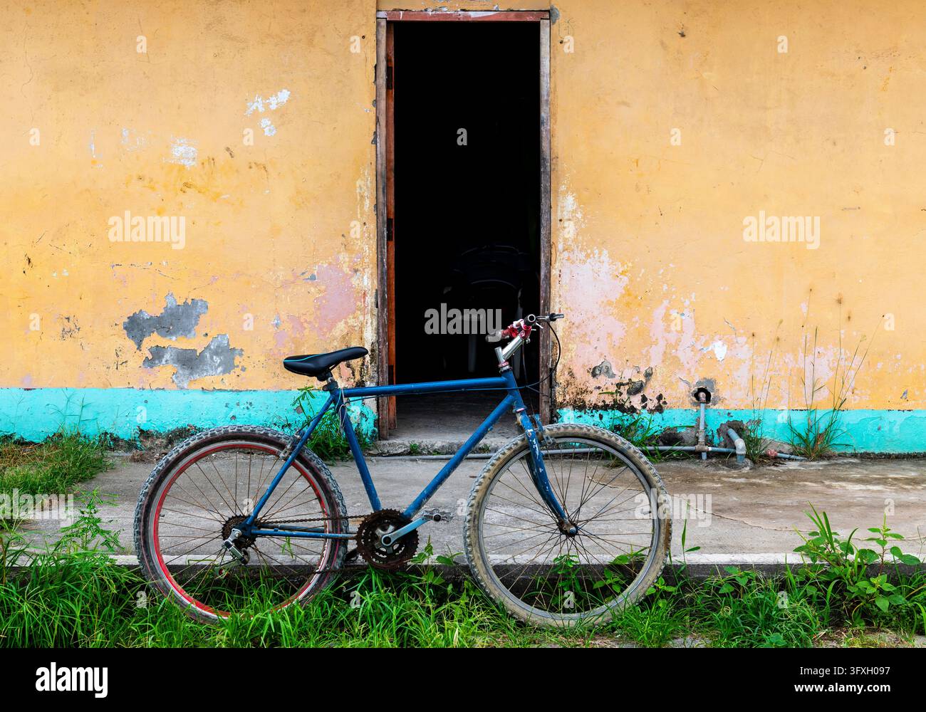 Farbenfrohe Fassade mit Fahrrad, Esmeraldas Stadt, Ecuador. Stockfoto