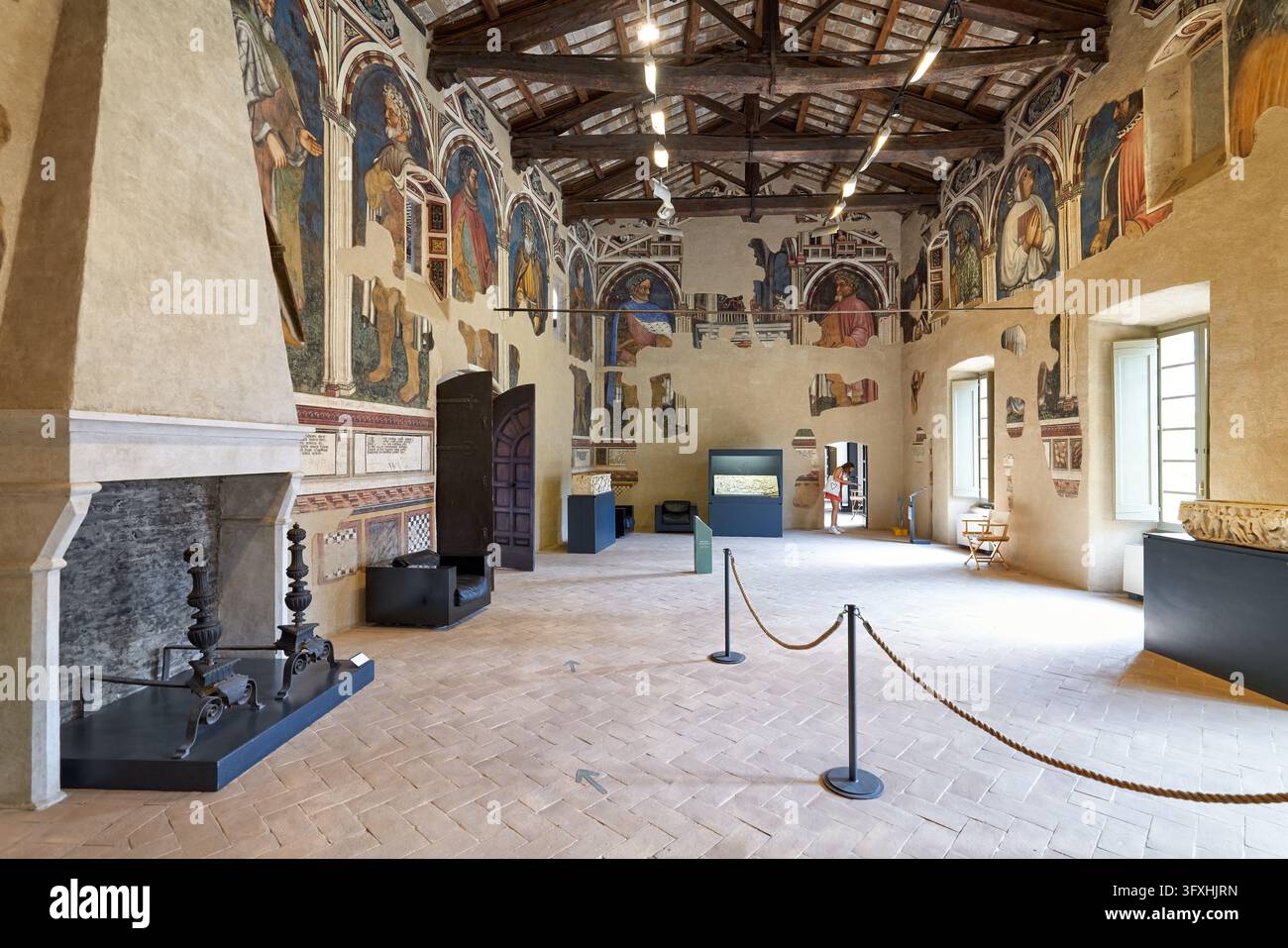 Spätgotische frescoierte Halle im Palazzo Trinci Museum in Foligno, Umbrien, Italien, mit Holzdecke, Stein-Kamin und Terrazzoboden. Stockfoto