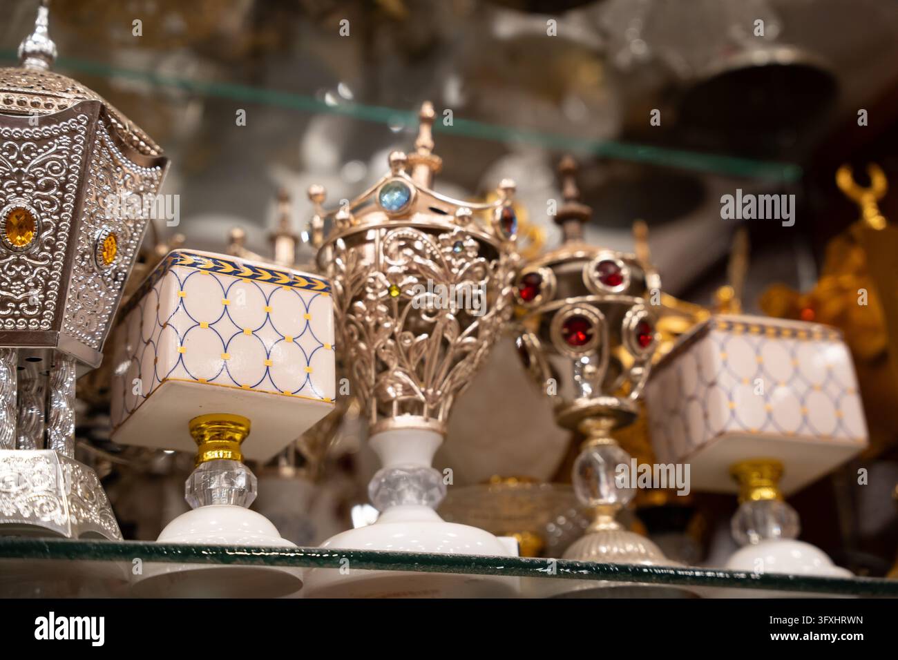Dekorative Tischlampen mit gemusterten Schirmen und kunstvollen Metallsockeln, ausgestellt in einem ägyptischen Laden für Wohnbeleuchtung. Innenarchitektur lokaler Handel und Souven Stockfoto