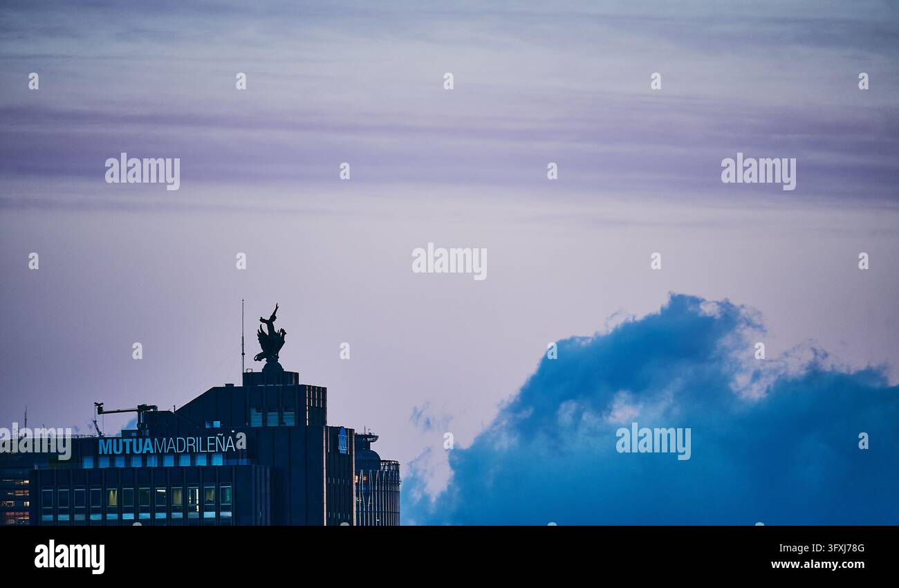 Mutua Madrileña-Gebäude mit seiner ikonischen Dachstatue, gesehen von einer Dachterrasse in der Serrano-Straße, Madrid, Spanien Stockfoto