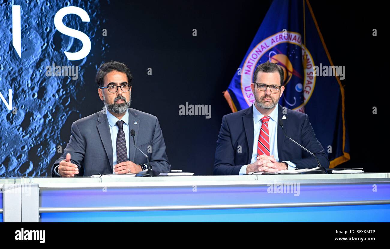 NASA-Associate Administrator Amit Kshatriya und NASA-Artemis-Programmmanager Jeremy Parsons nehmen an einer Pressebesprechung im Kennedy Space Center am Freitag, dem 23. Oktober 2026, teil. Die NASA gibt ein Update zur Beschleunigung des Artemis-Programms, während sie weiterhin die Vorbereitung auf bemannte Missionen zum Mond vorantreibt. Foto von Joe Marino/UPI Credit: UPI/Alamy Live News Stockfoto