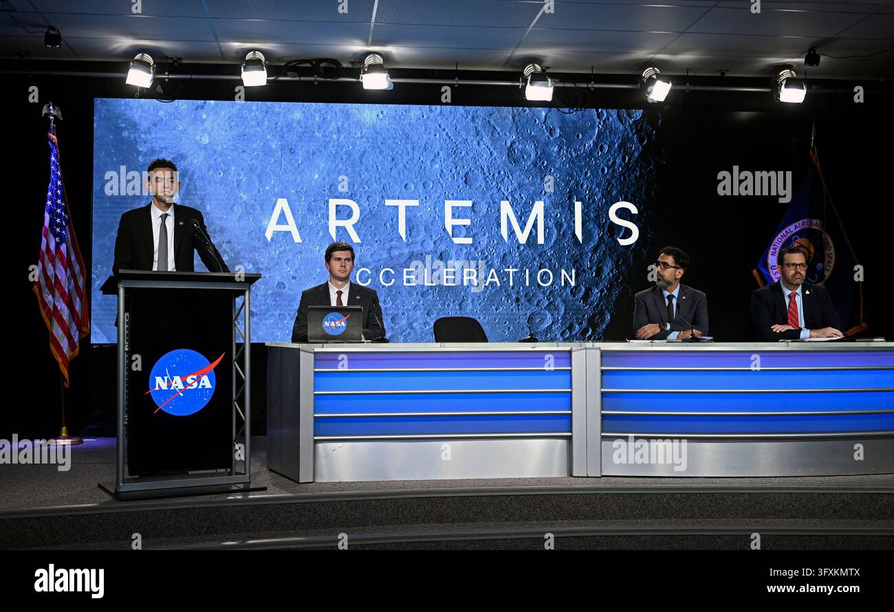 NASA-Administrator Jared Isaacman (l) spricht während einer Pressebesprechung, während stellvertretender Pressesprecher George Alderman, NASA-Associate Administrator Amit Kshatriya und NASA-Artemis-Programmmanager Jeremy Parsons (Tisch links nach rechts) am Kennedy Space Center am Freitag, dem 23. Oktober 2026, teilnehmen. Die NASA gibt ein Update zur Beschleunigung des Artemis-Programms, während sie weiterhin die Vorbereitung auf bemannte Missionen zum Mond vorantreibt. Foto von Joe Marino/UPI Credit: UPI/Alamy Live News Stockfoto