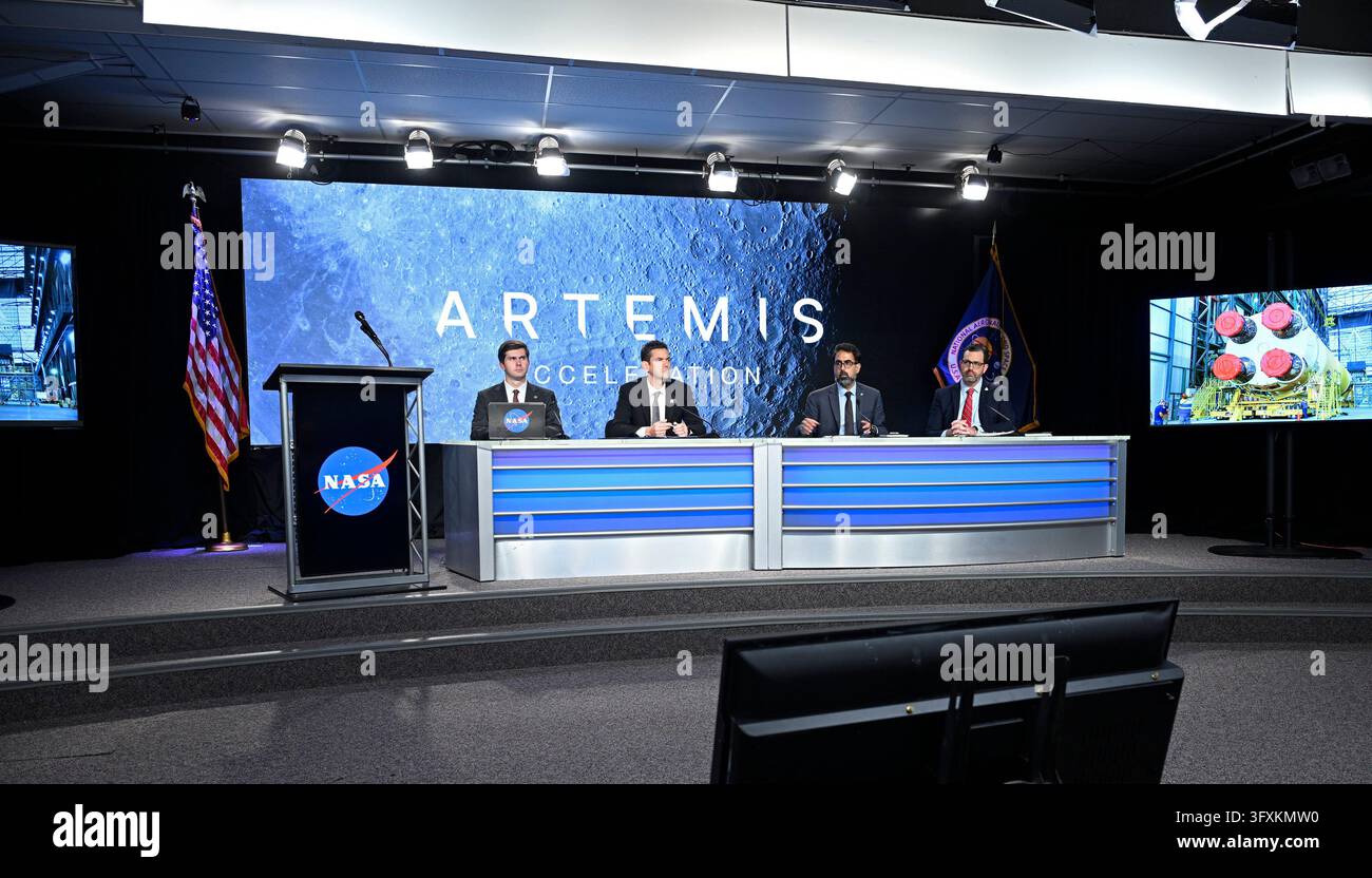 NASA-Stellvertretender Pressesprecher George Alderman, NASA-Administrator Jared Isaacman, NASA-Assistent des Administrators Amit Kshatriya und NASA-Artemis-Programmmanager Jeremy Parsons nehmen an einer Pressebesprechung im Kennedy Space Center am Freitag, dem 23. Oktober 2026, teil. Die NASA gibt ein Update zur Beschleunigung des Artemis-Programms, während sie weiterhin die Vorbereitung auf bemannte Missionen zur Rückkehr zum Mond vorantreibt. Foto von Joe Marino/UPI Credit: UPI/Alamy Live News Stockfoto