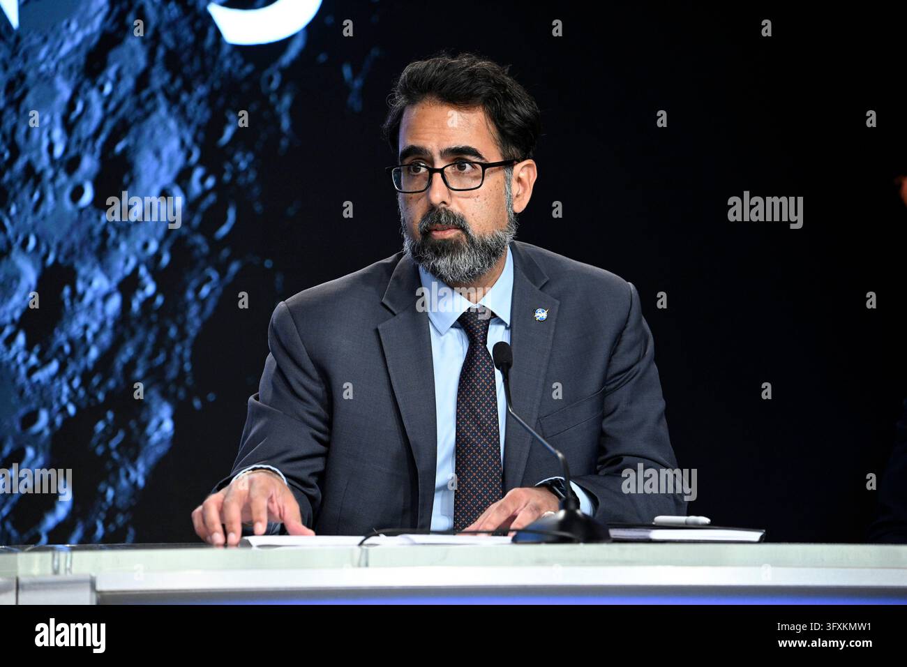 NASA-Associate Administrator Amit Kshatriya spricht während einer Pressekonferenz im Kennedy Space Center am Freitag, den 23. Oktober 2026. Die NASA gibt ein Update zur Beschleunigung des Artemis-Programms, während sie weiterhin die Vorbereitungen für bemannte Missionen zum Mond vorantreibt. Foto von Joe Marino/UPI Credit: UPI/Alamy Live News Stockfoto