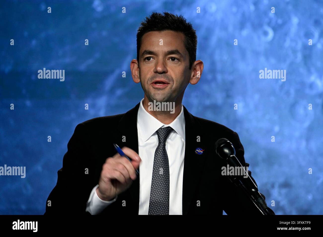 NASA-Administrator Jared Isaacman spricht während einer Pressebesprechung im Kennedy Space Center am Freitag, dem 23. Oktober 2026. Die NASA gibt ein Update über die Beschleunigung des Artemis-Programms, während sie weiterhin die Vorbereitungen für bemannte Missionen zum Mond treffen. Foto von Joe Marino/UPI Credit: UPI/Alamy Live News Stockfoto