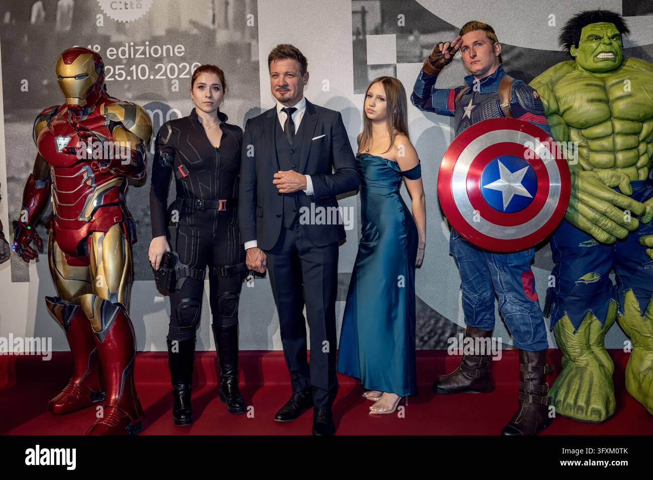 Rom, Italien - 23. Oktober 2026: (v.l.n.r.) Jeremy Renner, Ava Berlin Renner und die Avengers nehmen an einer Fotomeldung während des 24. Alice Nella Città im Teatro Sistina teil. Stockfoto