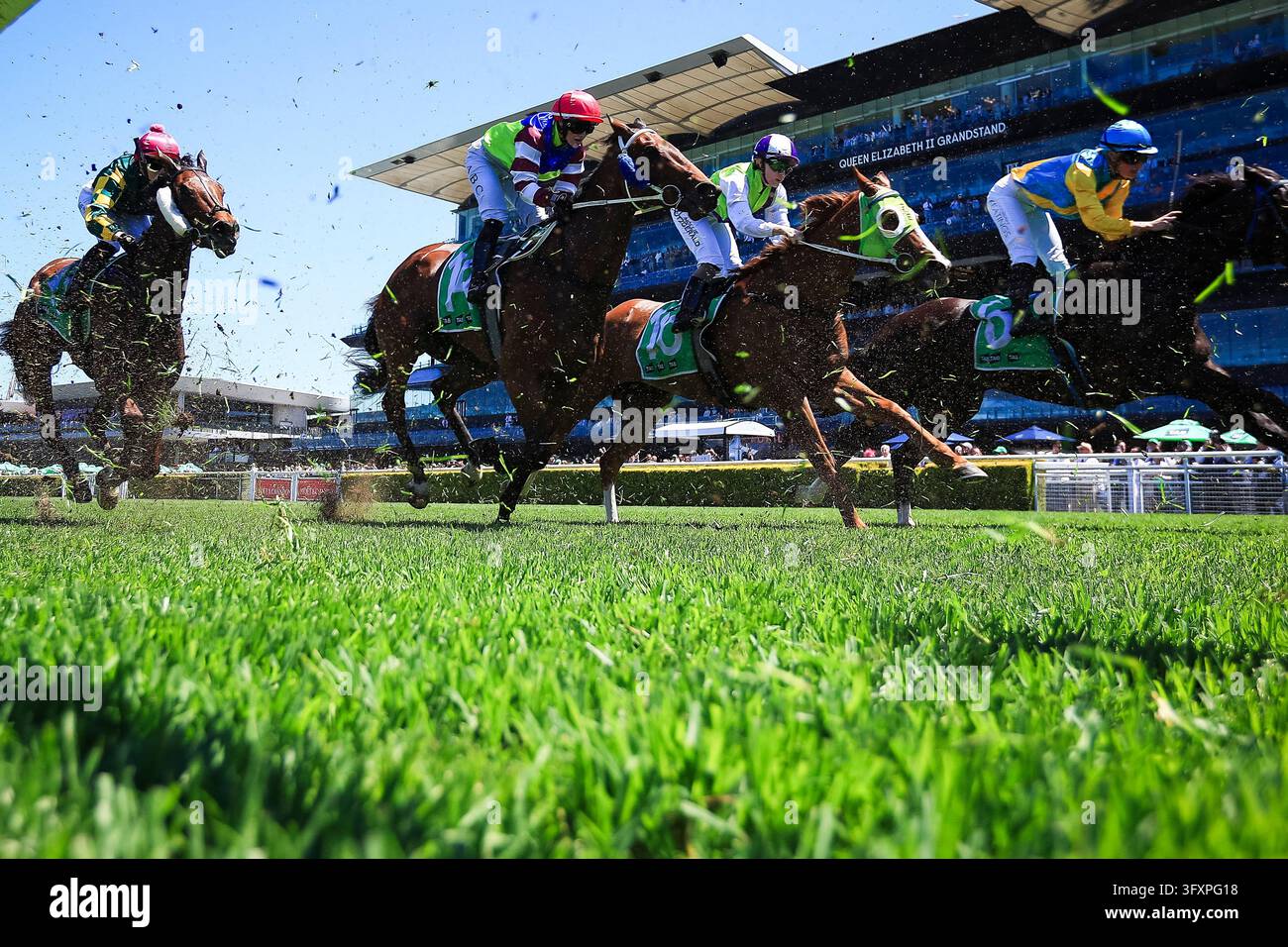 Royal Randwick Rennsportplatz, Sydney, Australien. 24. Okt., 2026. Pferderennen, Royal Randwick Spring Championship Stakes; Tab Highway Handicap, Guys Last Prize, trainiert von Michael Sparrow, Jockey Coriah Keatings führt das Feld über die Ziellinie Credit: Action Plus Sports/Alamy Live News Stockfoto