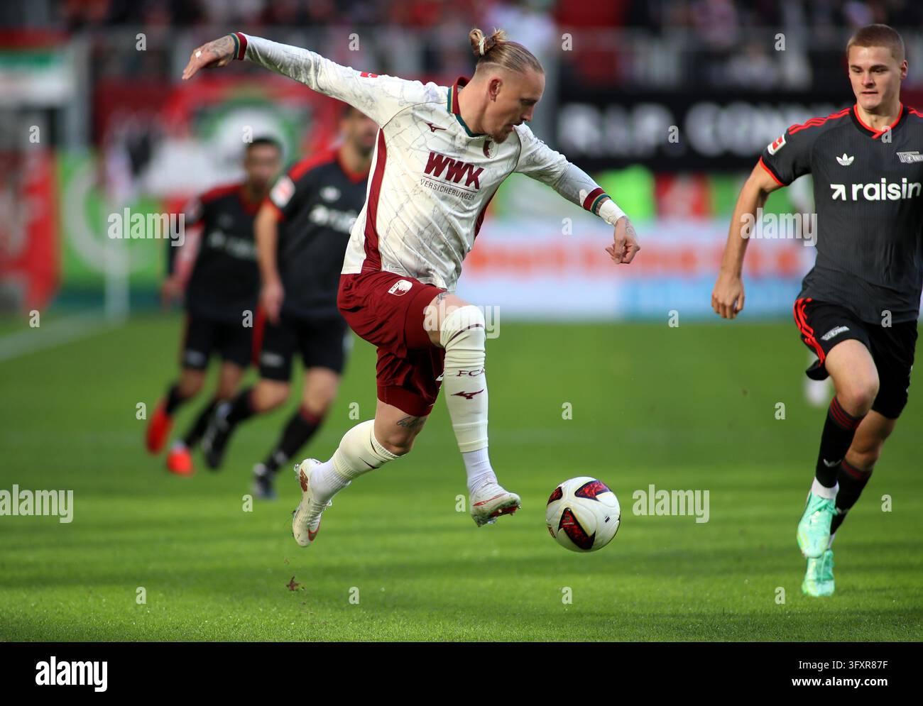 Fußball, Herren, Saison 2026/2027, FC FC Augsburg - 1.Union Berlin, Bundesliga [Bundesliga], WWK Arena Marius Wolf (FC FC Augsburg) mit Ball im Angriff, springend DFL/DFB-Vorschriften verbieten jede Verwendung von Fotografien als Bildsequenzen und/oder Quasi-Video Stockfoto