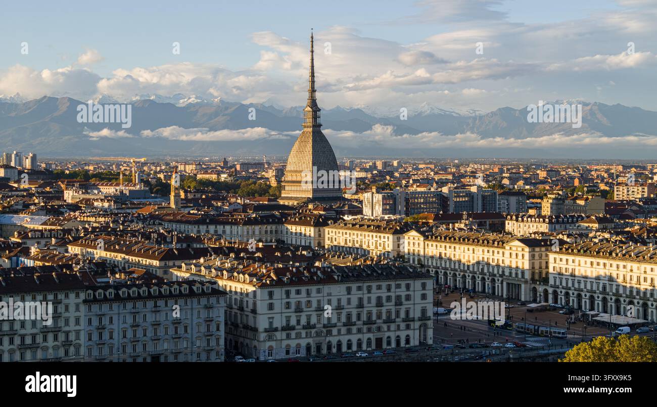 Dächer von Turin und historische Paläste umrahmen die Mole Antonelliana unter den fernen Alpen Stockfoto