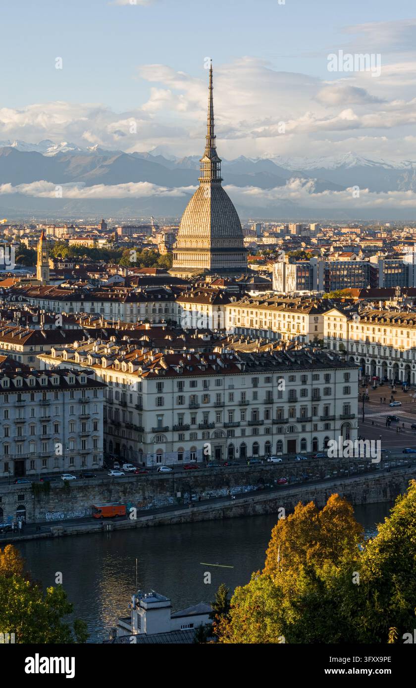 Turiner Skyline mit der Mole Antonelliana, dem Po und den fernen Alpen Stockfoto